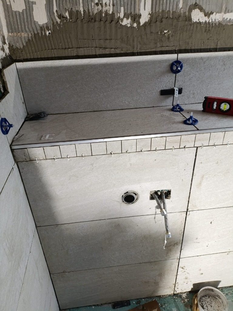 Präzise Fliesenverlegung im Badezimmer